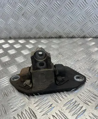 Engine mount bracket