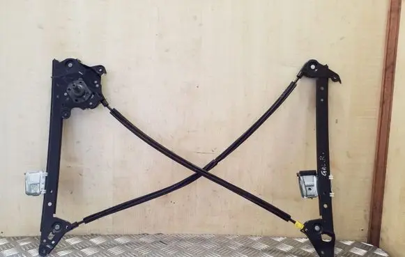 Rear door manual window regulator