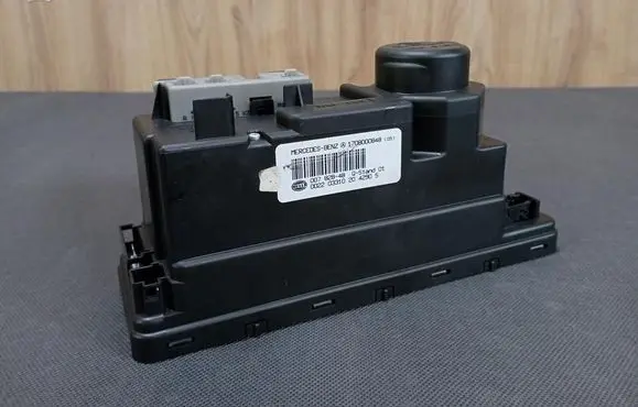 Mercedes-Benz SLK R170 Central locking vacuum pump 1708000848 A1708000848
