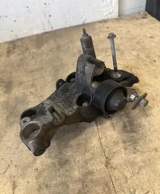 Nissan NV400 Generator/alternator bracket 117102273R