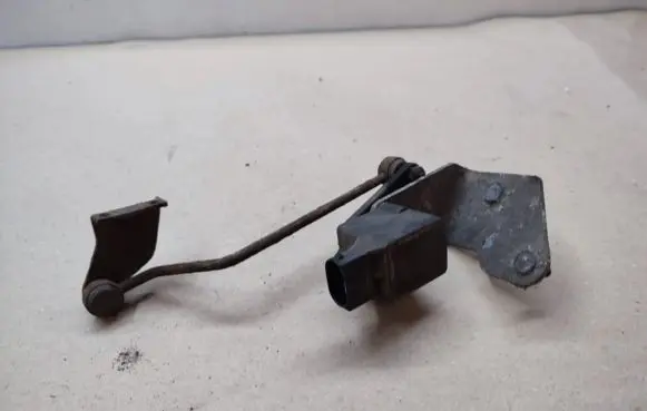 Mercedes-Benz CLS C219 Air suspension front height level sensor A0105427717