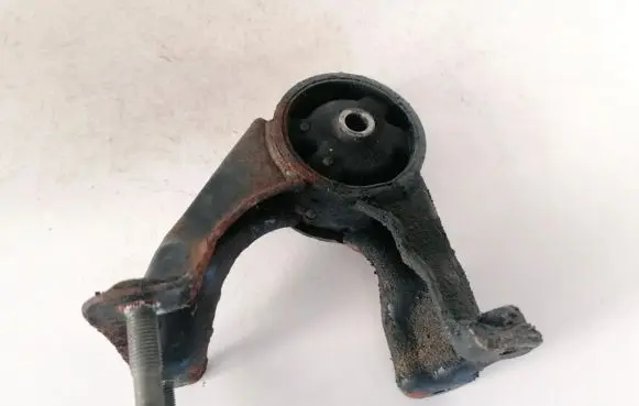 Toyota Avensis T220 Engine mount bracket 1237164270