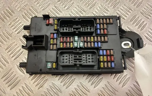 Volvo XC90 Fuse module 32209198