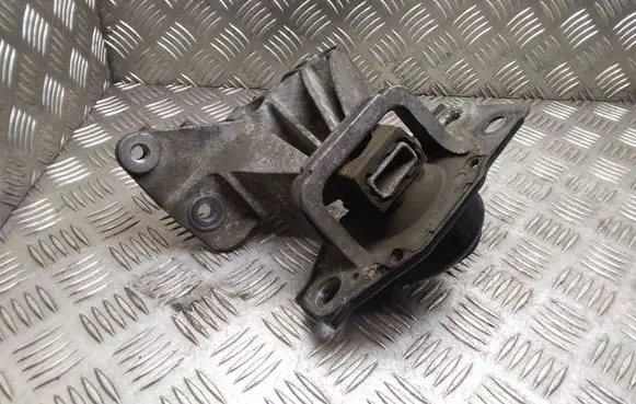 Nissan Qashqai Engine mount bracket
