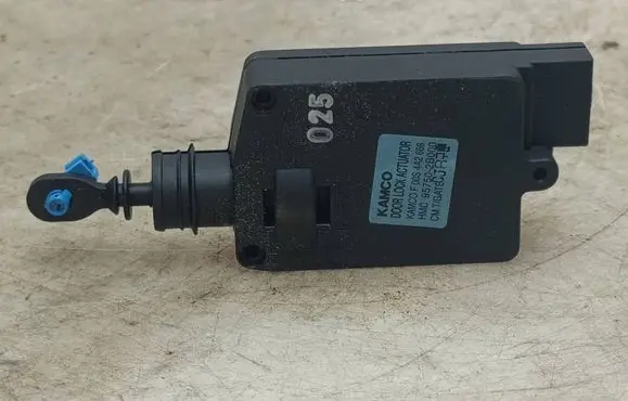 Hyundai Santa Fe Tailgate boot lock/latch motor 957502B000