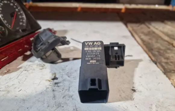Volkswagen Touran I Glow plug pre-heat relay 03G907282A
