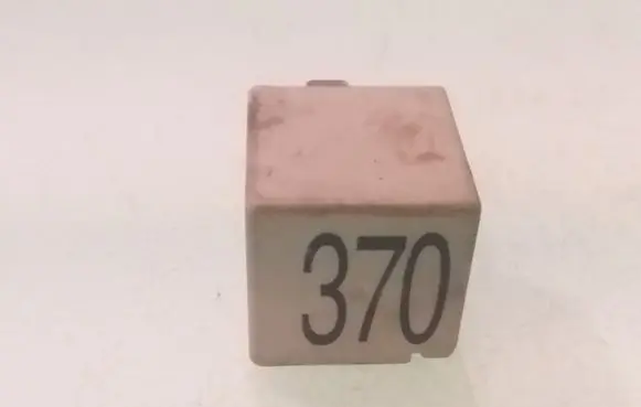 Volkswagen PASSAT B5 Other relay 8D0951253 370