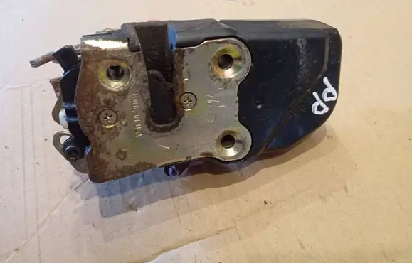 Chrysler PT Cruiser Front door lock 