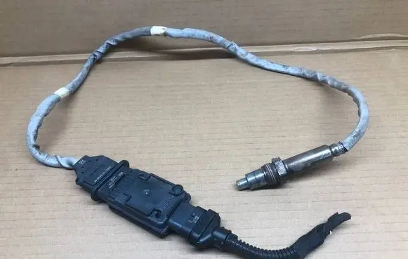 Skoda Octavia Mk4 Lambda probe sensor 05L907807AQ B0500B7415