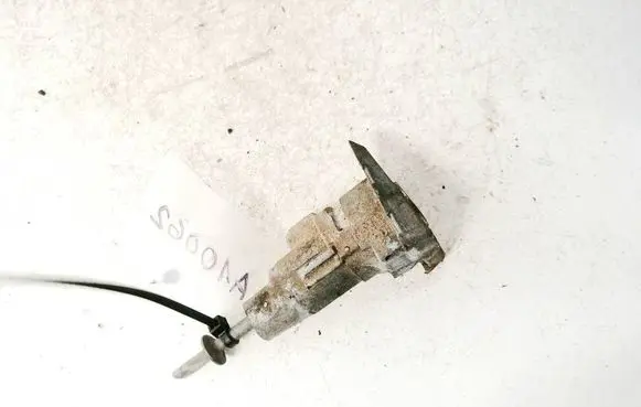Volkswagen PASSAT B6 Front door lock (next to the handle) 