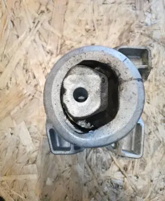 Engine mount vacuum valve