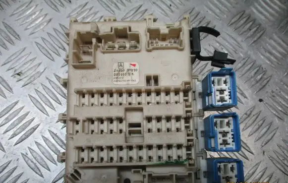 Nissan Almera N16 Fuse box cover 0811051243505M310
