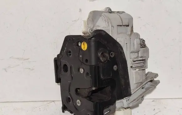 Volkswagen PASSAT B6 Rear door lock 3C4839015A