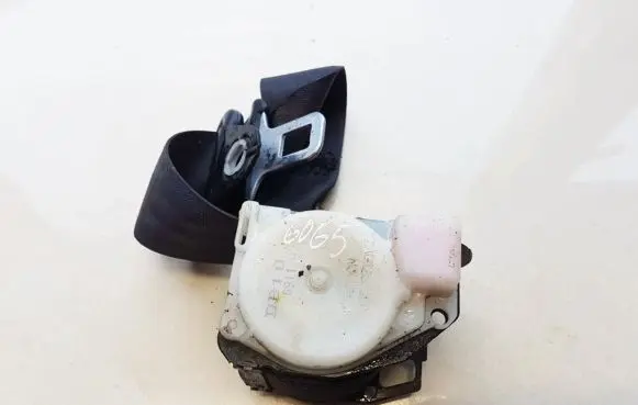 Mazda 323 Rear seatbelt