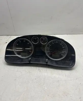 Volkswagen PASSAT B5.5 Speedometer (instrument cluster) 3B0920827 VWZ7Z0A4289382 270901051545