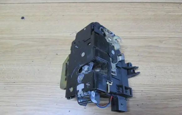 Audi A4 S4 B6 8E 8H Front door lock 4B1837015B