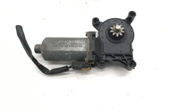 Mercedes-Benz C W202 Front door window regulator motor 0130821639