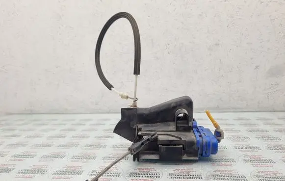 Audi A4 S4 B5 8D Rear door lock 8D0839015A