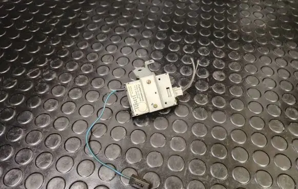 Nissan Pathfinder R51 Aerial antenna amplifier EN1165NA 286620806 1137811