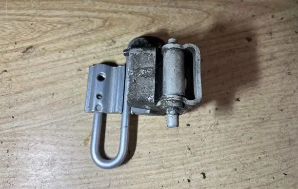 Audi A4 S4 B7 8E 8H Rear door lower hinge 8E0833412