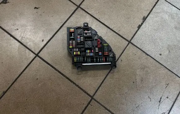 BMW 7 F01 F02 F03 F04 Fuse module 9210857 00582142 117033452
