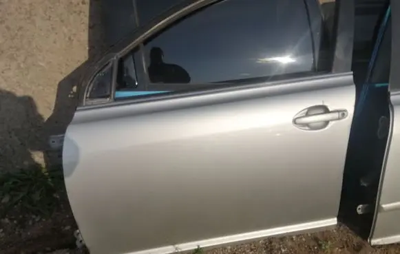 Toyota Avensis T250 Front door
