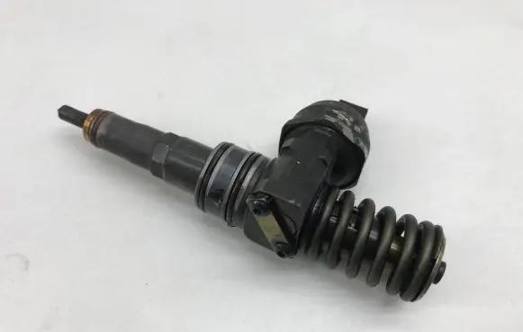 Volkswagen Golf V Fuel injector 038130073BN