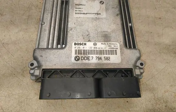 BMW X3 E83 Engine control unit/module 0281011122 1039S04406 7794582