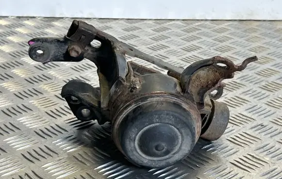 Toyota Yaris Engine mount bracket 