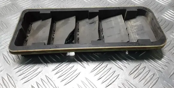 Quarter panel pressure vent
