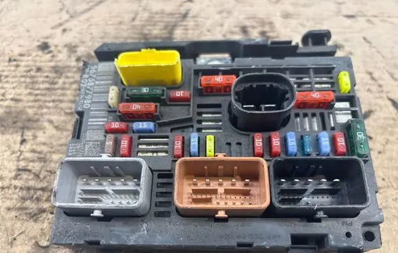 Citroen C4 I Picasso Fuse box set 9675877980