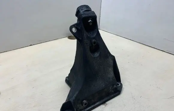 Volkswagen PASSAT B5.5 Engine mounting bracket 8d0199308
