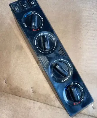 BMW 7 E38 Climate control unit 8390372