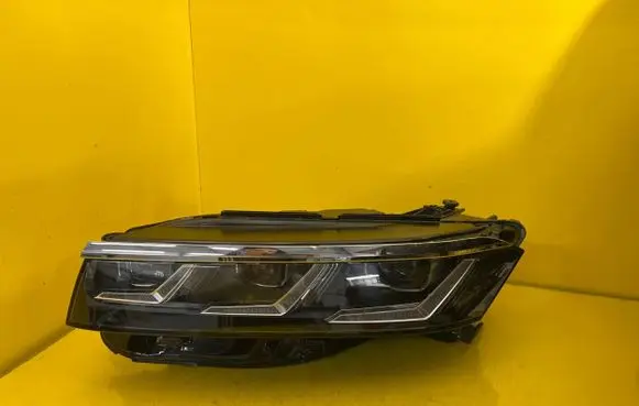 Volkswagen Touareg III Headlight/headlamp 761941081