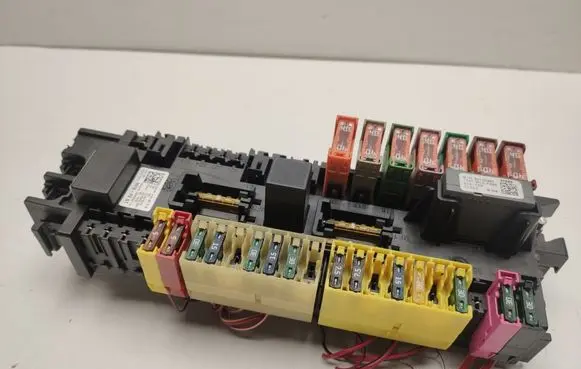 Mercedes-Benz ML W166 Fuse module A1665401750