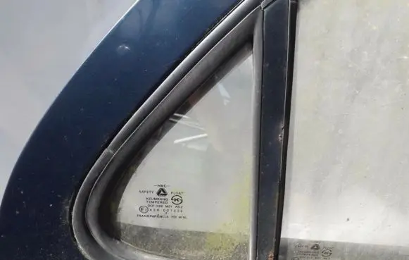 Hyundai Lantra II Rear vent window glass 