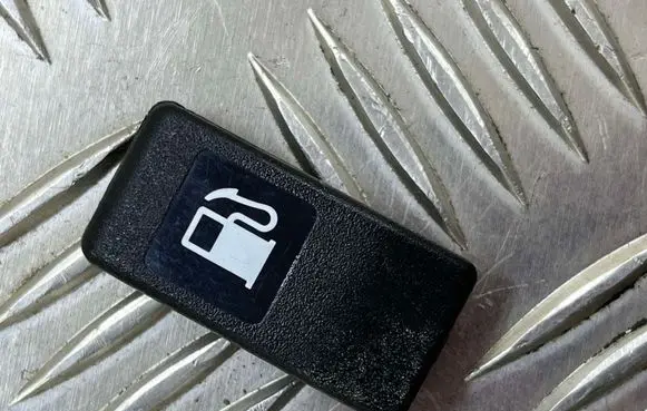 Subaru Forester SH Fuel tank opening switch 