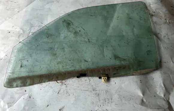 Opel Frontera B Front door window glass four-door