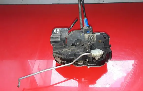 Opel Insignia A Front door lock 13577980