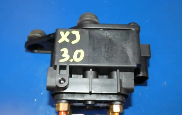 Jaguar XJ X351 Air suspension valve block AW93-3B486-AA 111649 100519