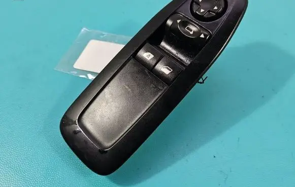 Peugeot 208 I Electric window control switch 96751127ZD IMPRK1543470