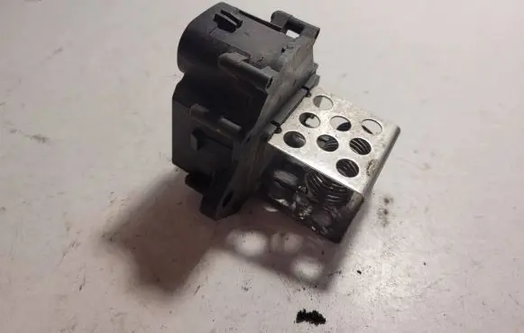 Citroen C4 I Coolant fan relay 9649247680 8241001