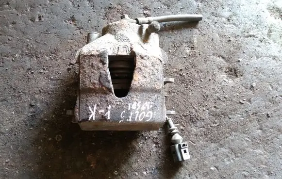 Volkswagen Golf V Front brake caliper