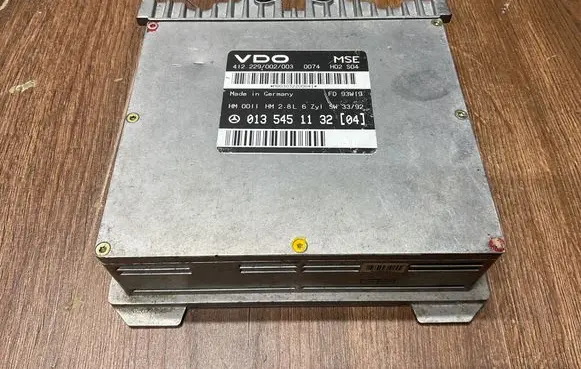 Mercedes-Benz E W124 Engine control unit/module 0135451132