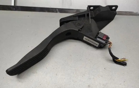 Ford Mondeo Mk III Accelerator throttle pedal 1S719F836AB