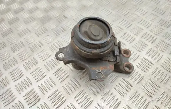 Honda FR-V Engine mount bracket