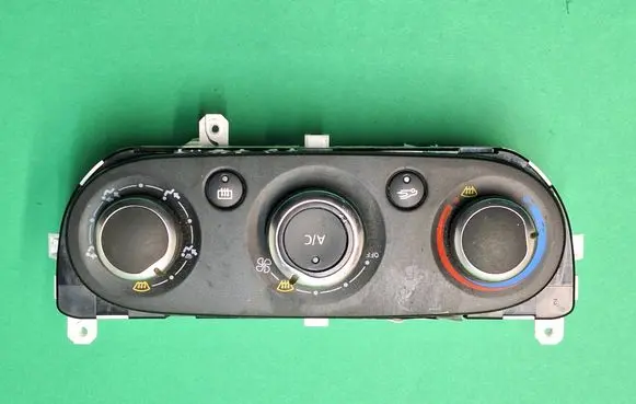 Renault Clio IV Climate control unit 68243c