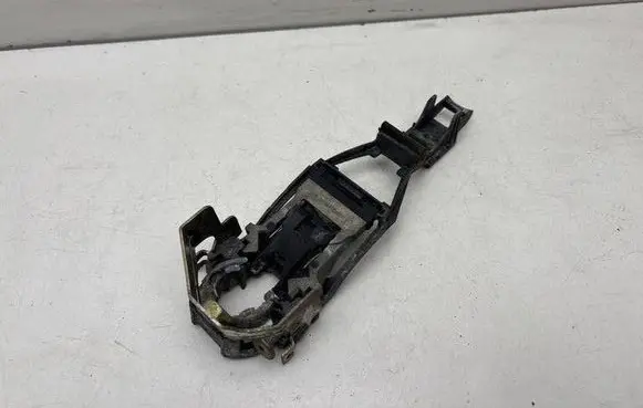 Volkswagen PASSAT B5.5 Front door exterior handle/bracket 3B0837885