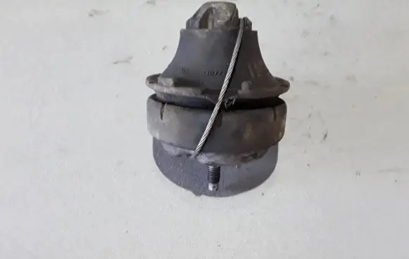 Volvo XC90 Engine mount bracket 30778953