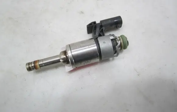 Volkswagen Golf VII Fuel injector 04E906036E